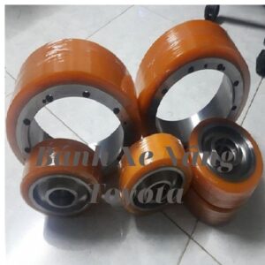 Lô bánh xe nâng điện Sungsoon màu vàng gồm bánh lái, bánh tải bánh cân bằng