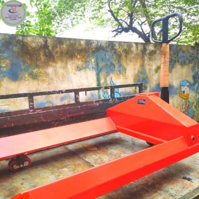Xe nâng cuộn 2 tấn màu đỏ