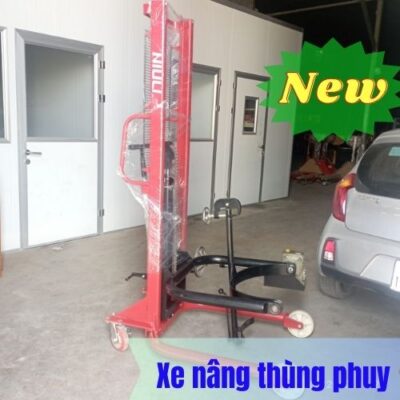 xe nâng quay đổ phuy hóa chất